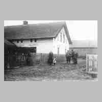 042-0002 Familie Otto Stadie mit den Pferden in der Hofeinfahrt zu ihrem Anwesen. Das Wohnhaus, dahinter die Scheune.jpg